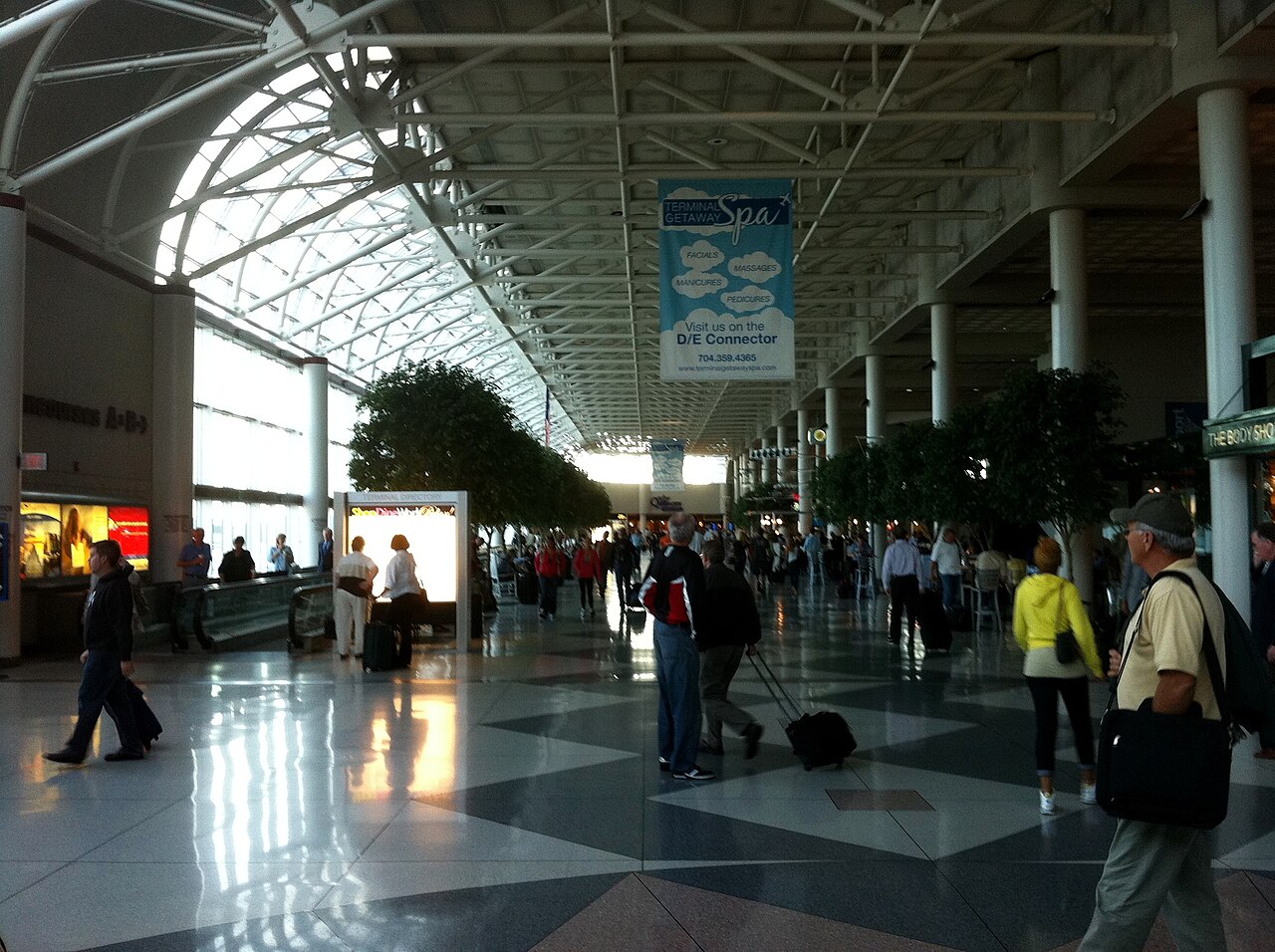 Charlotte Douglas International Airport terminal and aircraft