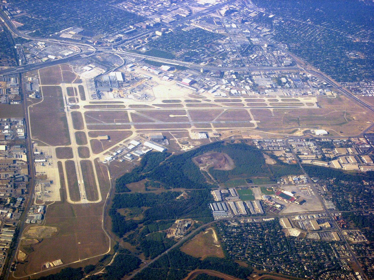 San Antonio International Airport terminal exterior